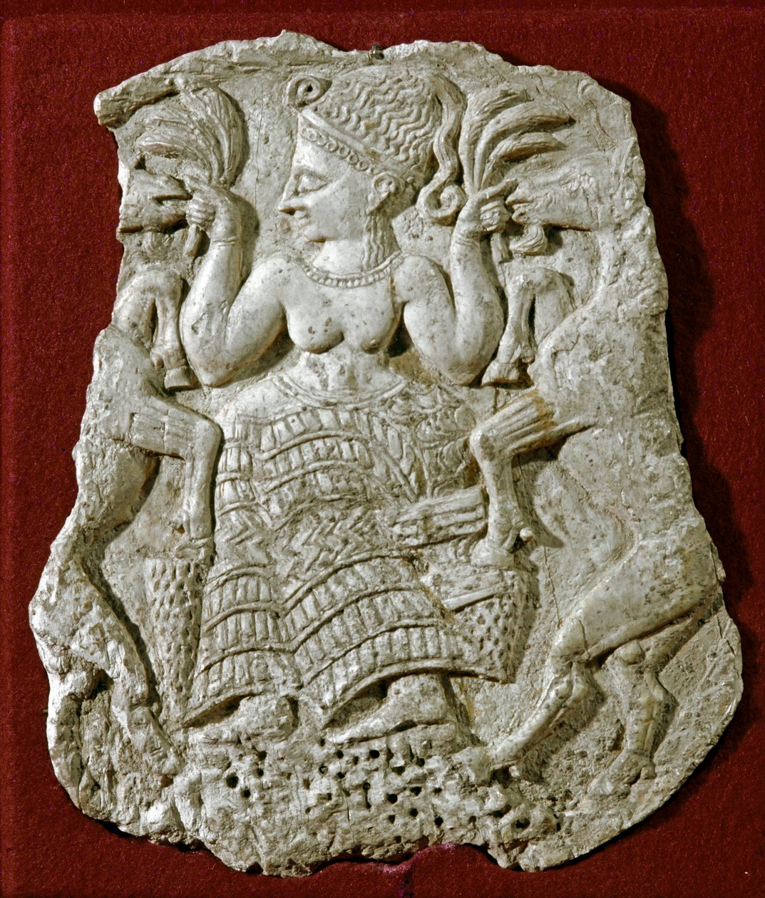 Arte fenícia: cobertura em marfim esculpido, representando uma deusa da fertilidade micénica que alimenta as cabras. Por volta de 1250 AC. De Twink El Beida. Dim 13 cm Paris, Museu do Louvre de Phoenician