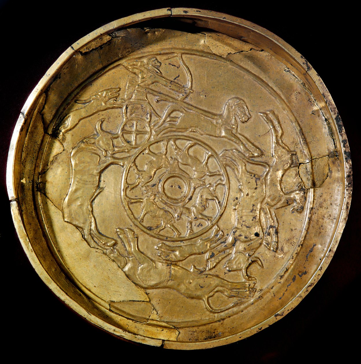 Arte Fenícia: prato de ouro decora cena de caça real. De Ras Shamra (Ugarit ou Ougarit) do século XIV a.C. Diâmetro 19 cm Paris, Museu do Louvre de Phoenician