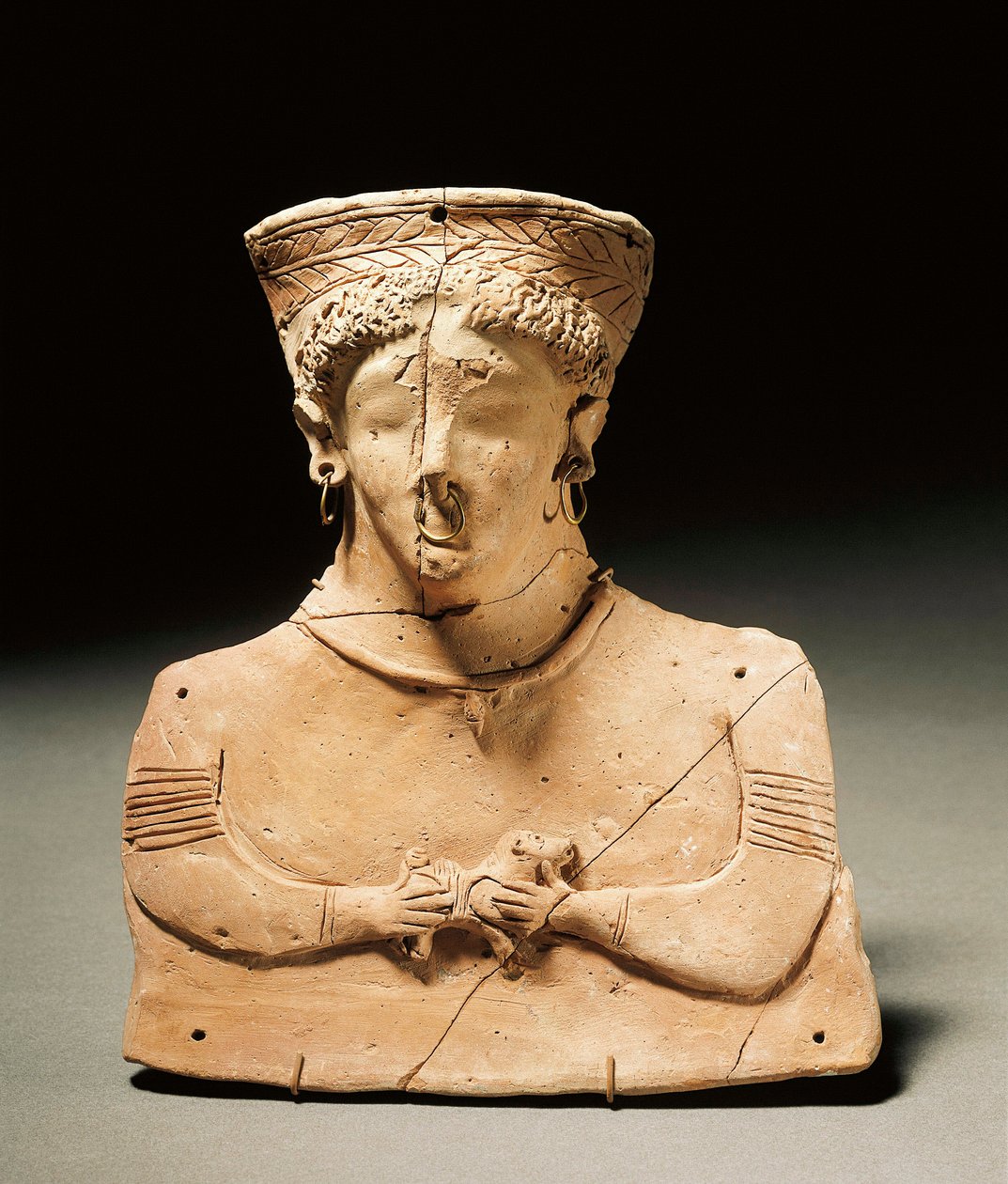 Arte fenícia: estatueta terracota representando o Tanit divinita, orelhas e nariz perfurados. Século III-2º a.C. Madrid, Museo Arqueologico Nacional de Phoenician
