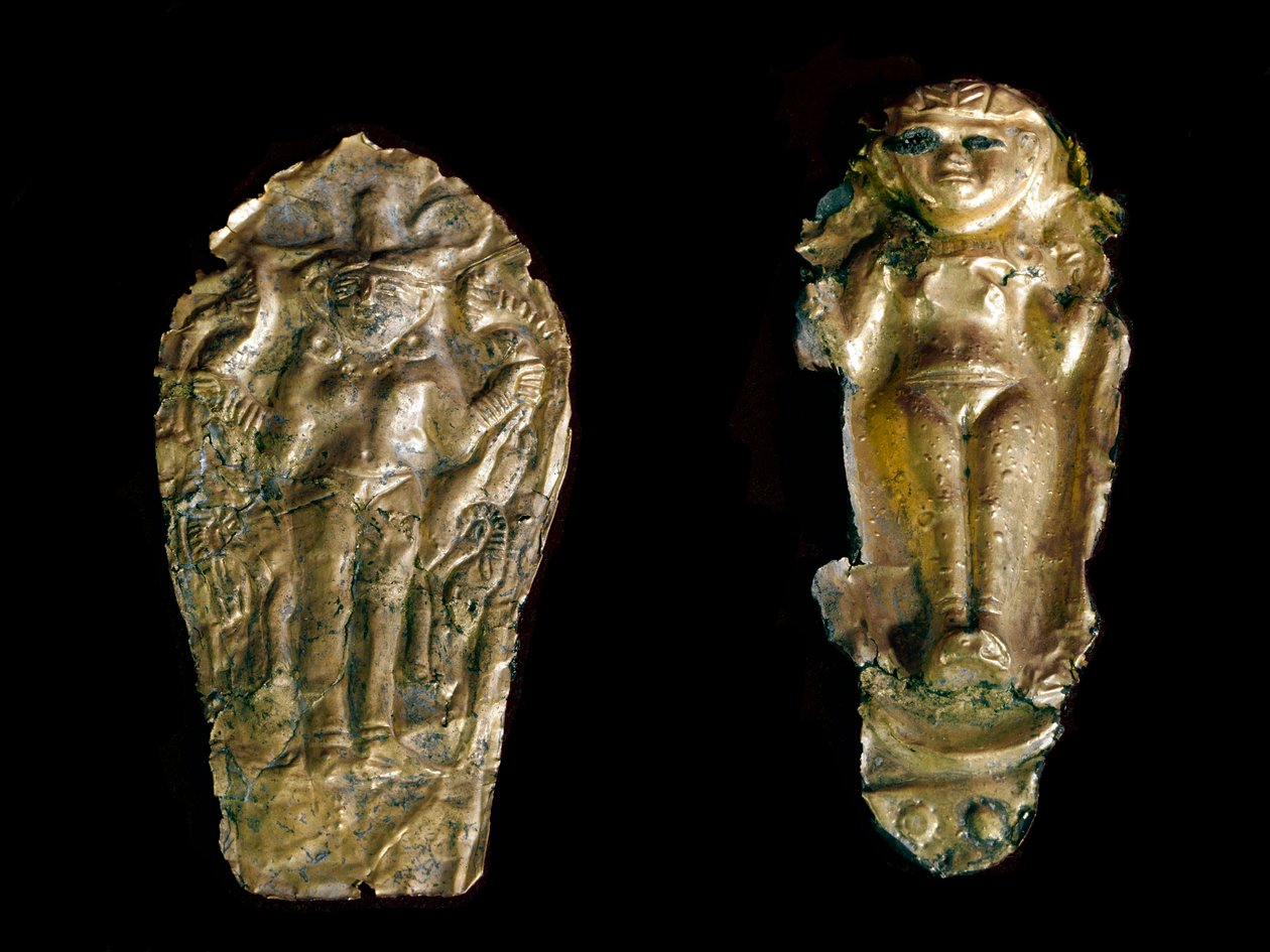 Arte fenícia: duas estatuetas de ouro martelam à esquerda a deusa Ishtar (Inanna ou Astarte) num prato, à direita, uma deusa da fertilidade com braços erguidos do local de Tink El Beida, na Síria. Século XV-XII AC. Museu do Louvre de Paris de Phoenician