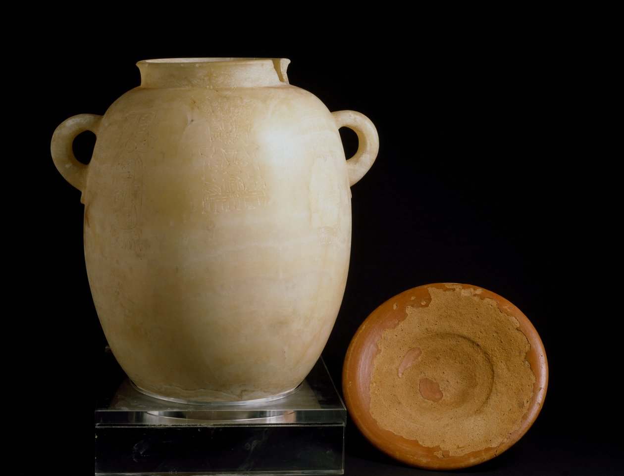 Civilização fenícia: urna de albastro e placa de barro do sítio da Laurita. Século VII a.C. Museo Arqueologico, Granada, Espanha de Phoenician
