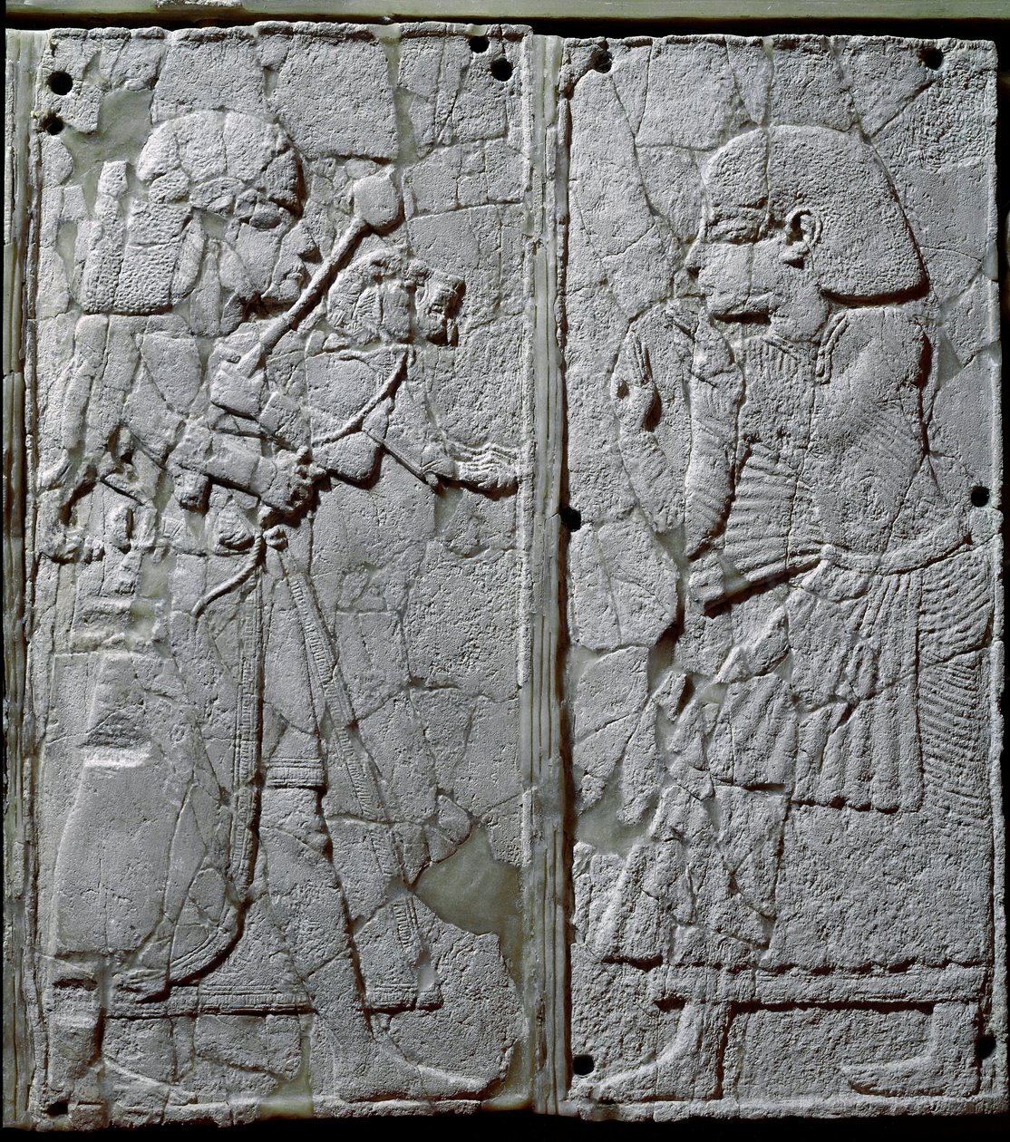 Civilização fenícia: ornamento de cama decorado com um baixo relevo de marfim representando um guarda que apresenta ao rei um leão. Do local de Ugarit ou Ugarit, antiga citação síria sobre o Tell de Ras Shamra. Século XIV a.C. Sol 24 cm Damasco, Nacional de Phoenician