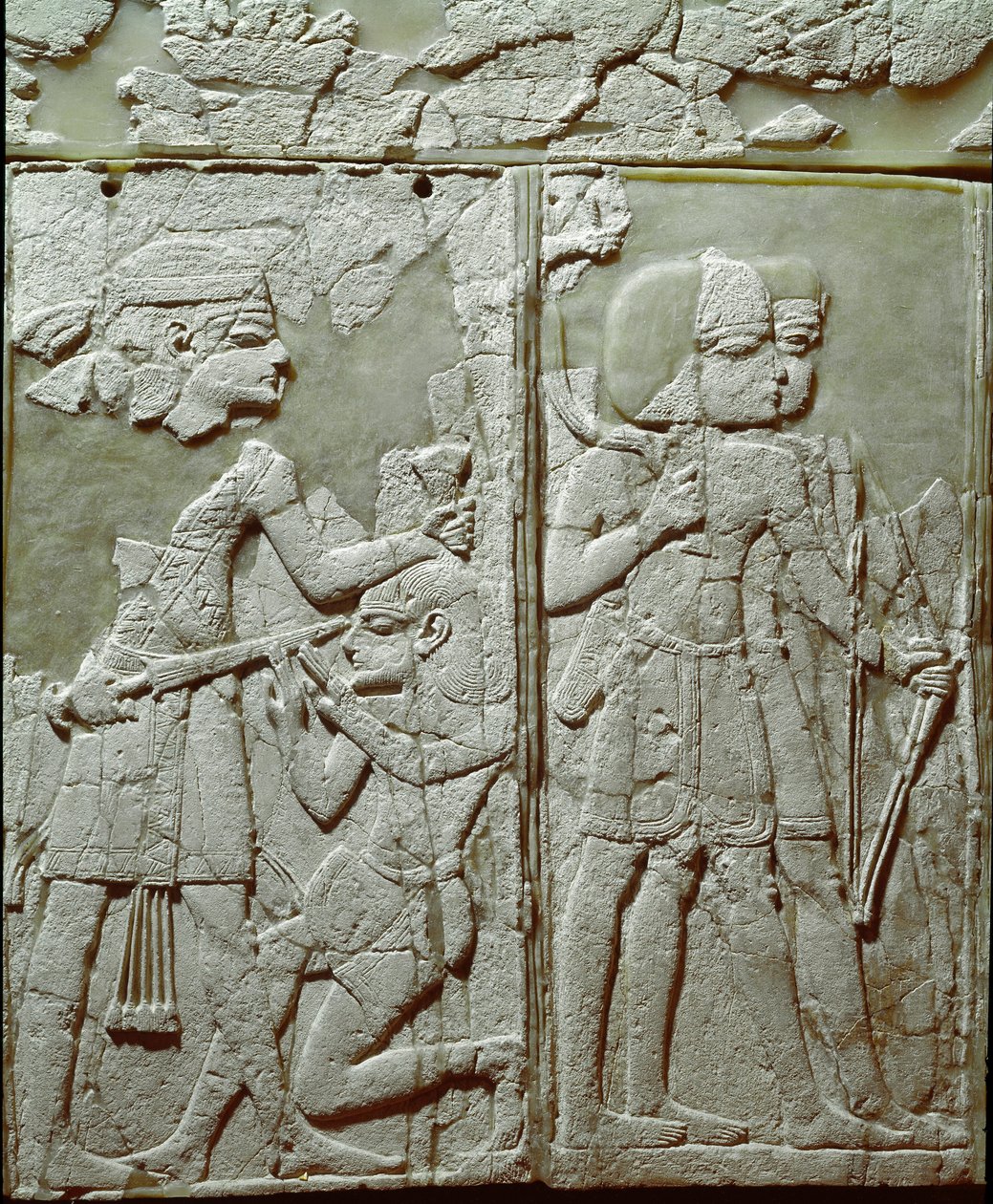 Civilização fenícia: ornamento de cama com um baixo relevo de marfim representando um rei ameaçador do inimigo. Do local de Ugarit ou Ugarit, antiga citação síria no Tell de Ras Shamra. Século XIV a.C. Sol 24 cm Damasco, Museu Nacional de Arqueologia Syr de Phoenician
