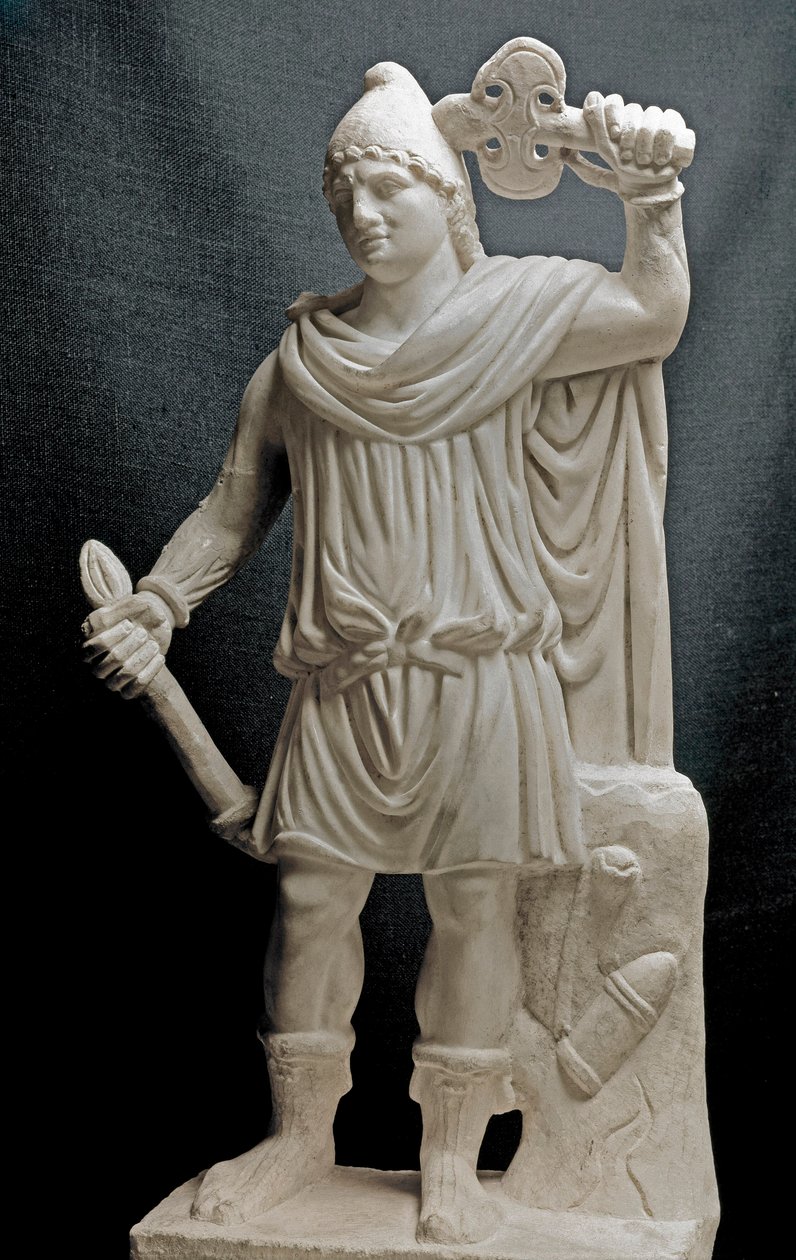 Civilização dos Fenícios: Mithriac divinite segurando uma tocha e um machado duplo. Século II ou III d.C. Escultura em mármore. Dim. 87 cm. Paris, Museu do Louvre de Phoenician Phoenician