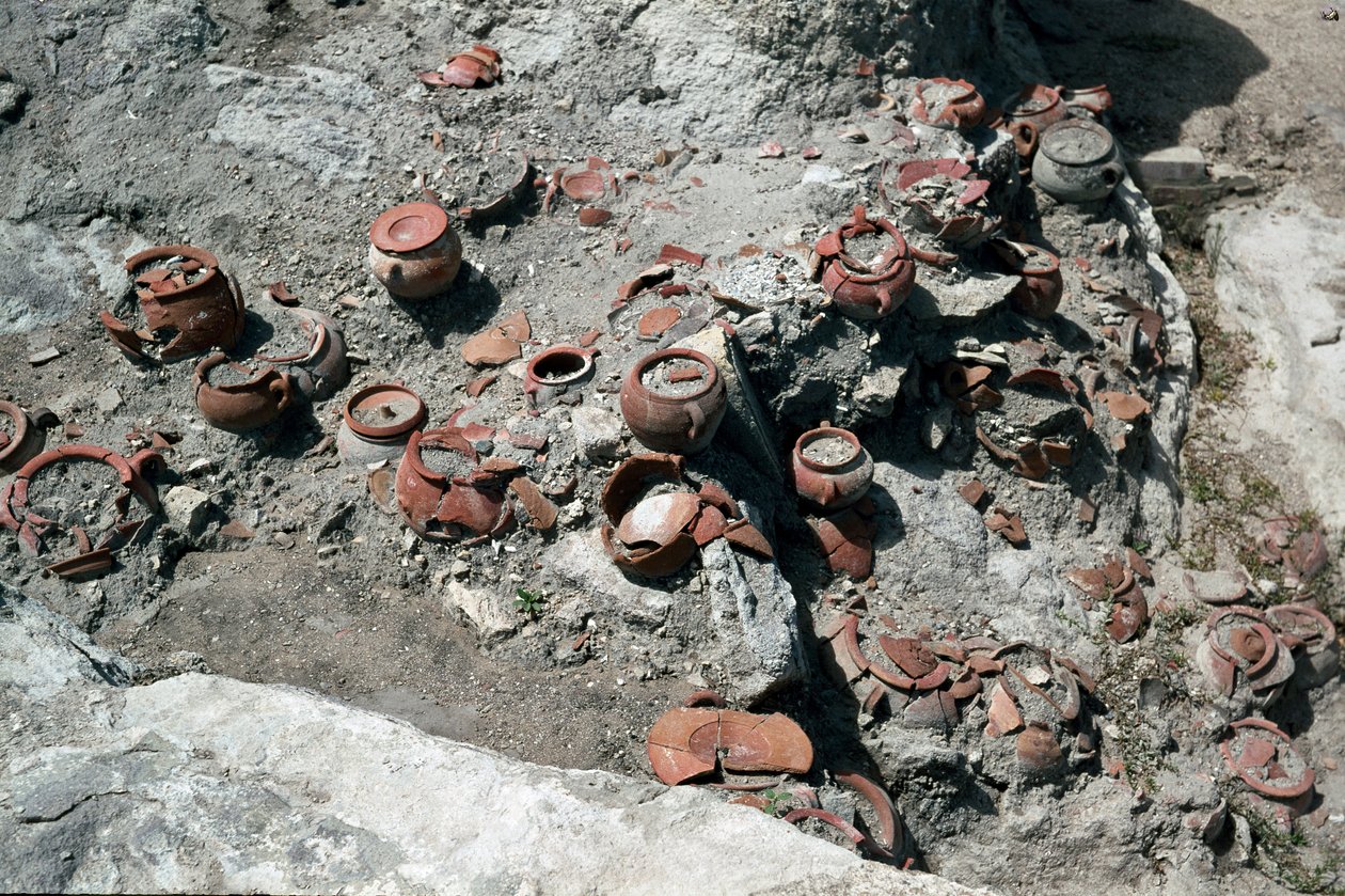 Civilização dos Fenícios: restos de vasos, local do tophet da Cidade Púnica de Sulcis na actual ilha de Sant
