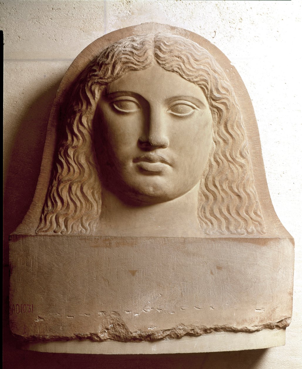 Civilização dos Fenícios: cabeça de mulher esculpida num sarcófago fenício. Século IV AC. Meias de mármore em relevo. Dim. 72 cm Paris, Musee du Louvre. de Phoenician Phoenician