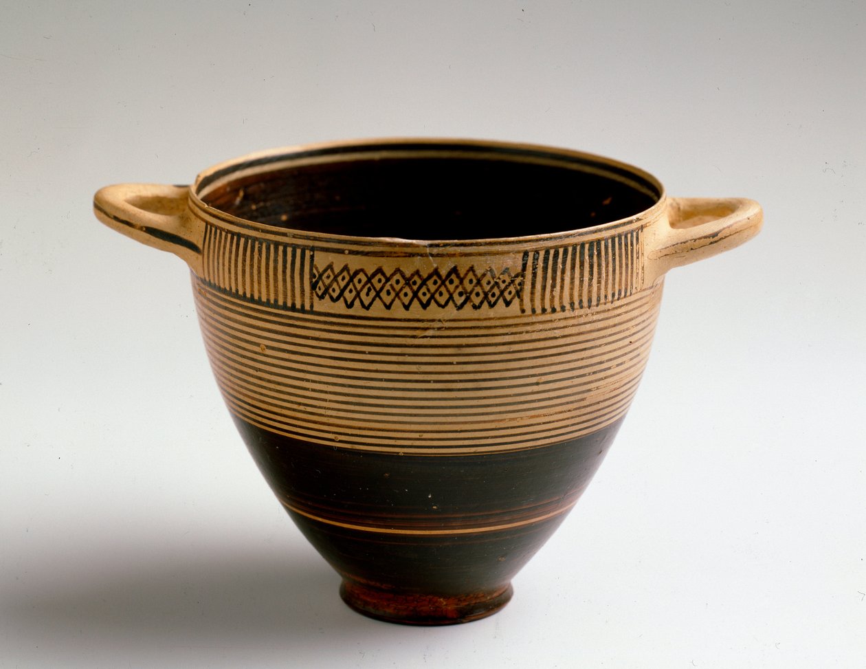Arte Fenícia: Tipo kotyl cortado em barro pintado. De Lauritia (Almunecar em Espanha) Dim. 8x9,2 cm Granada, museu arqueológico de Phoenician Phoenician
