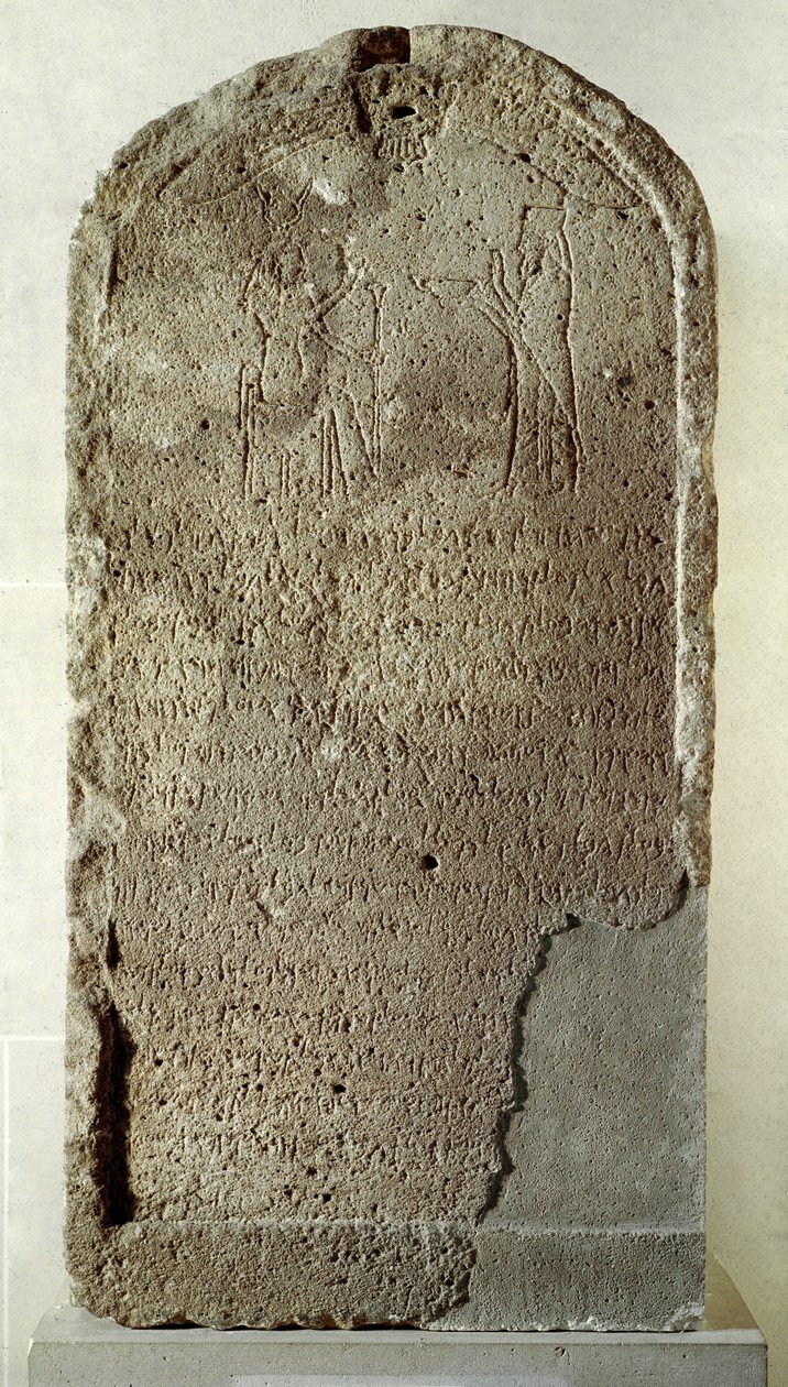 Arte fenícia: pedra em pedra calcária de Yehaumilk, rei de Byblos. Ele é um representante que venera a deusa Baalat, Senhora dos Byblos, que usa a coroa hathoric. Do santuário da Dama de Byblos. Século IV AC. Dim 114 cm Paris, Museu do Louvre de Phoenician Phoenician