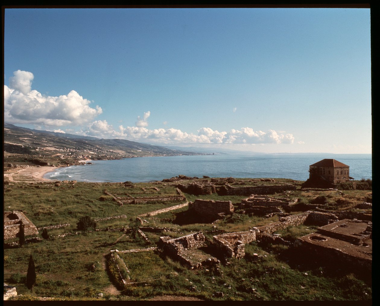 Vista do sítio arqueológico, do 3º ao 2º milénio a.C. de Phoenician Phoenician