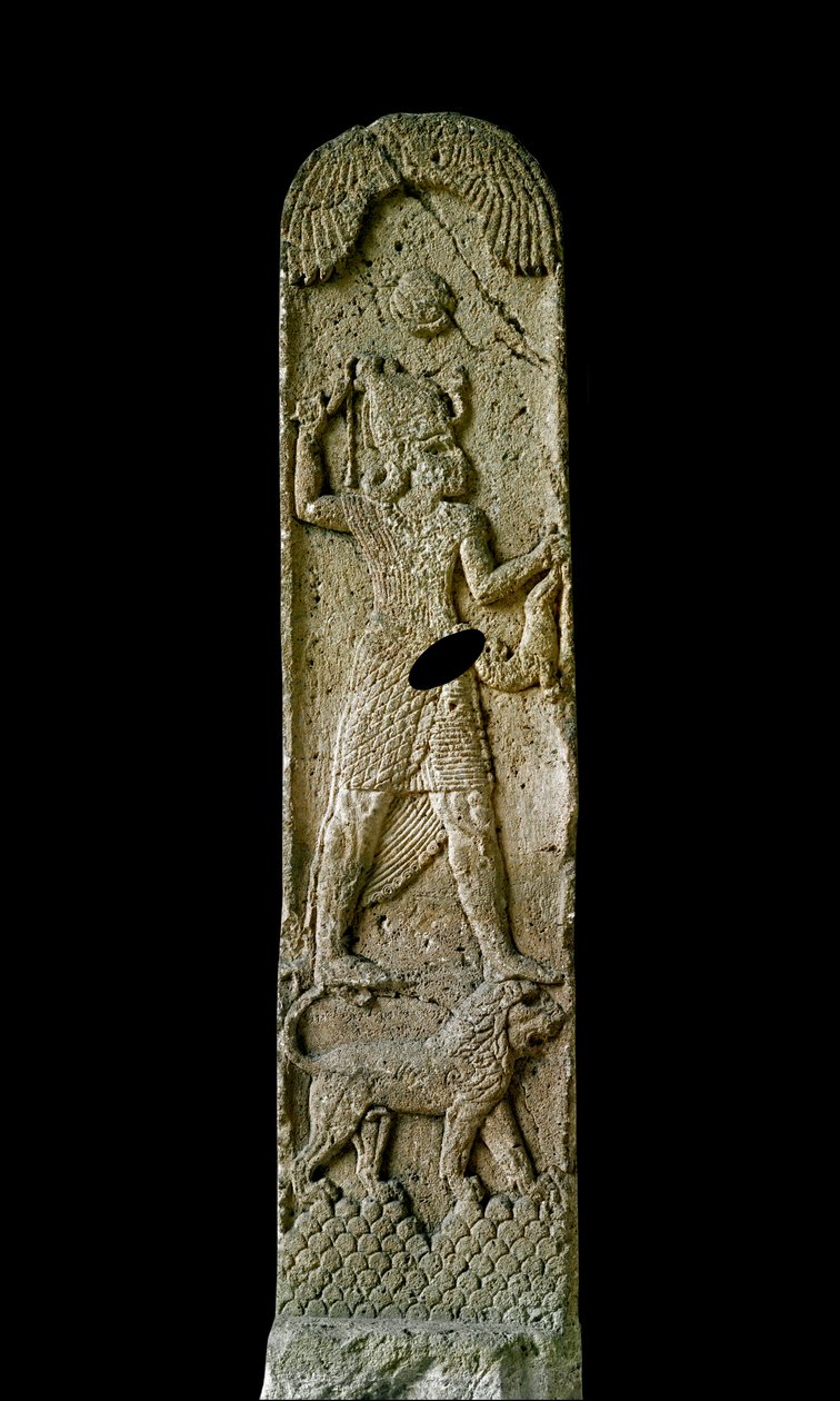 Arte Fenícia: estela calcária chamada Amrit: provavelmente Melquart (Melqart, Melkart ou Melkhart) representa em seu leão o disco solar acima dele. Século VI ou V a.C. De Amrit. Dim 180 cm Paris, Museu do Louvre de Phoenician School
