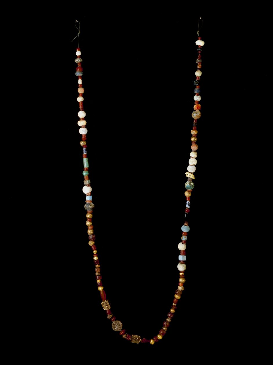 Civilização fenícia: colar de ouro, prata, carneliano e pasta de vidro. Dim. 97 cm Século VI a.C. Museu de Cartagena, Espanha de Phoenician School
