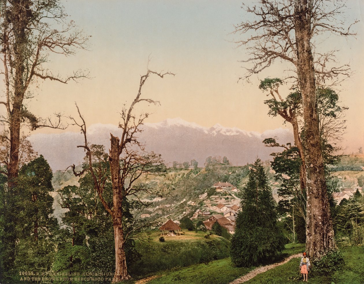 Darjeeling. Kinchinjunga e a Neve do Parque de Beechwood de Photoglob Co. (Zurich, active c. 1890 1910)