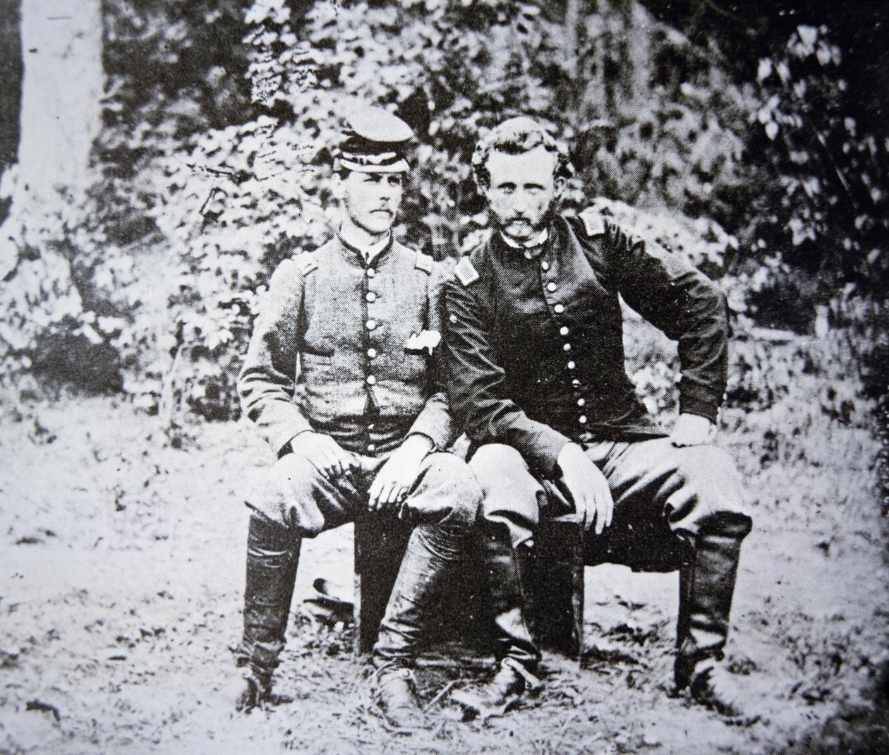 Retrato do Tenente George A. Custer (1839-1876) (sem chapéu) com o seu Tenente POW Washington do Exército Confederado, capturado em Maio de 1862 (foto a p/b) de Photographer American