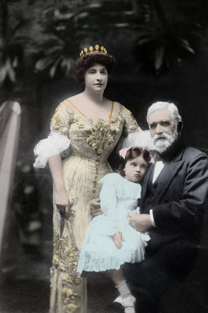 A cantora australiana Nellie (Nelly) Melba (1861-1931) com seu pai e uma garotinha não identificada. Melbourne, Início do século 20 Fotografia de Photographer Australian
