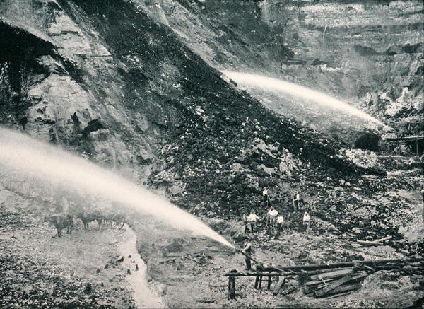 Eclusagem hidráulica de depósitos aluviais de estanho, Tasmânia, c.1900, de `Under the Southern Cross - Glimpses of Australia