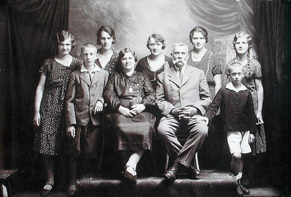 Família com inúmeros filhos, início do século XX (foto) de Photographer Austrian