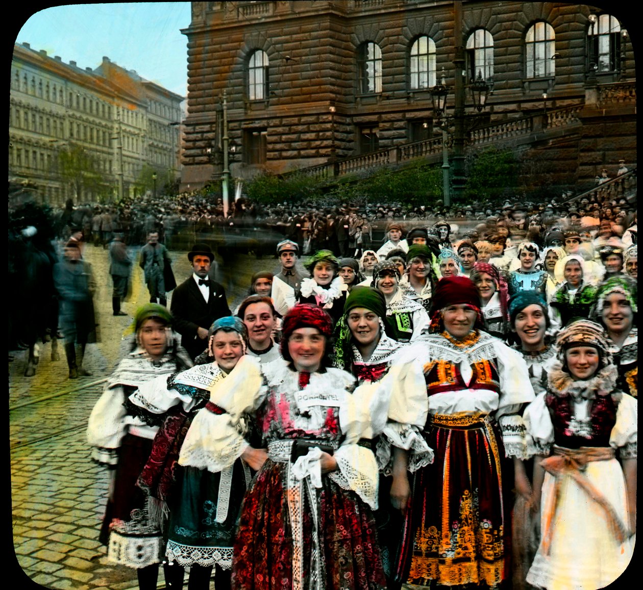 Jovens Mulheres em trajes nacionais, Praça Wenceslas, Praga, Checoslováquia, c.1921 (foto) de Photographer Czech