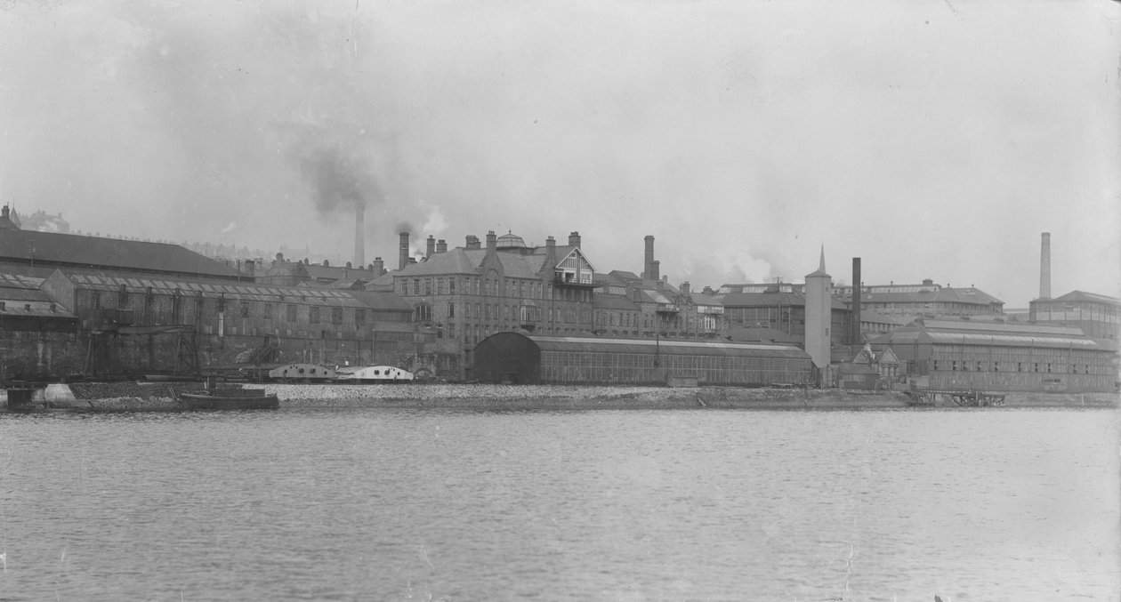 Vista do Motor Works e da Sede, Elswick Works, Newcastle upon Tyne (foto a p/b) de Photographer English