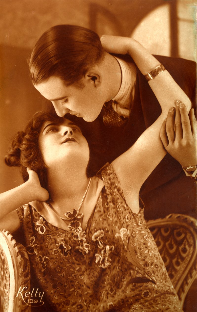 Casal francês dos anos 1920s Abraçando de Photographer French