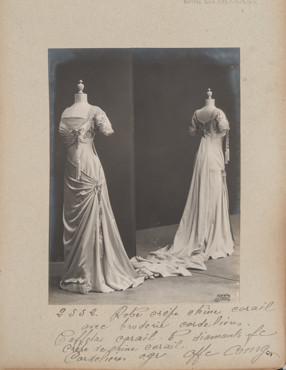 Página de Álbum: House of Worth, Vestido de Noite de Photographer French