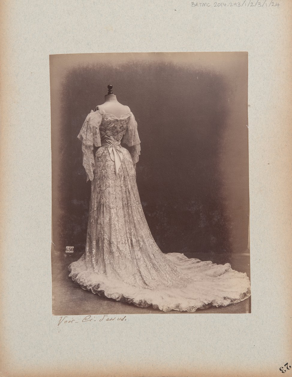 Página de Álbum: House of Worth, Vestido de Noite de Photographer French