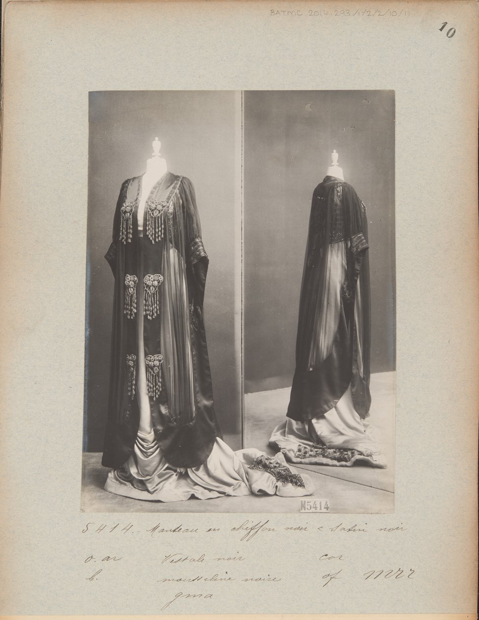 Página de Álbum: House of Worth, Evening Mantle de Photographer French