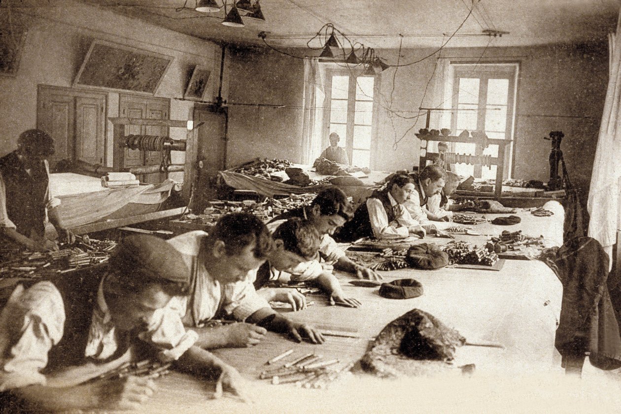 Fábrica de Tapeçaria Aubusson, França, c. 1900 (foto a p/b) de Photographer French