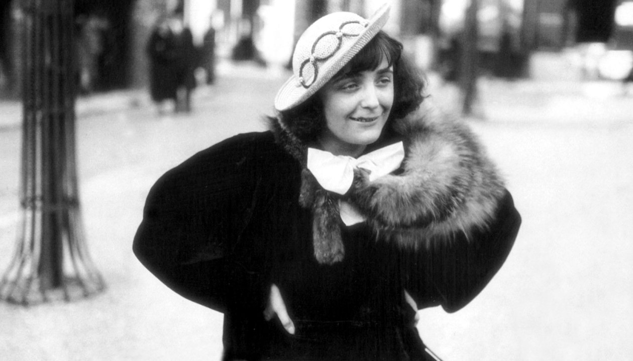 A cantora francesa Edith Piaf em Montmartre de Photographer French