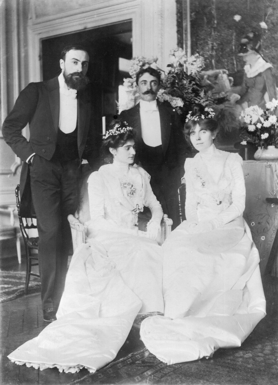 L-R: Ernest Rouart (1874-1942) e sua esposa Julie Manet (1878-1967), Paul Valery (1871-1945) e sua esposa Jeannie Gobillard (1877-1970), no dia do seu casamento, Maio de 1900 (foto a p/b) de Photographer French