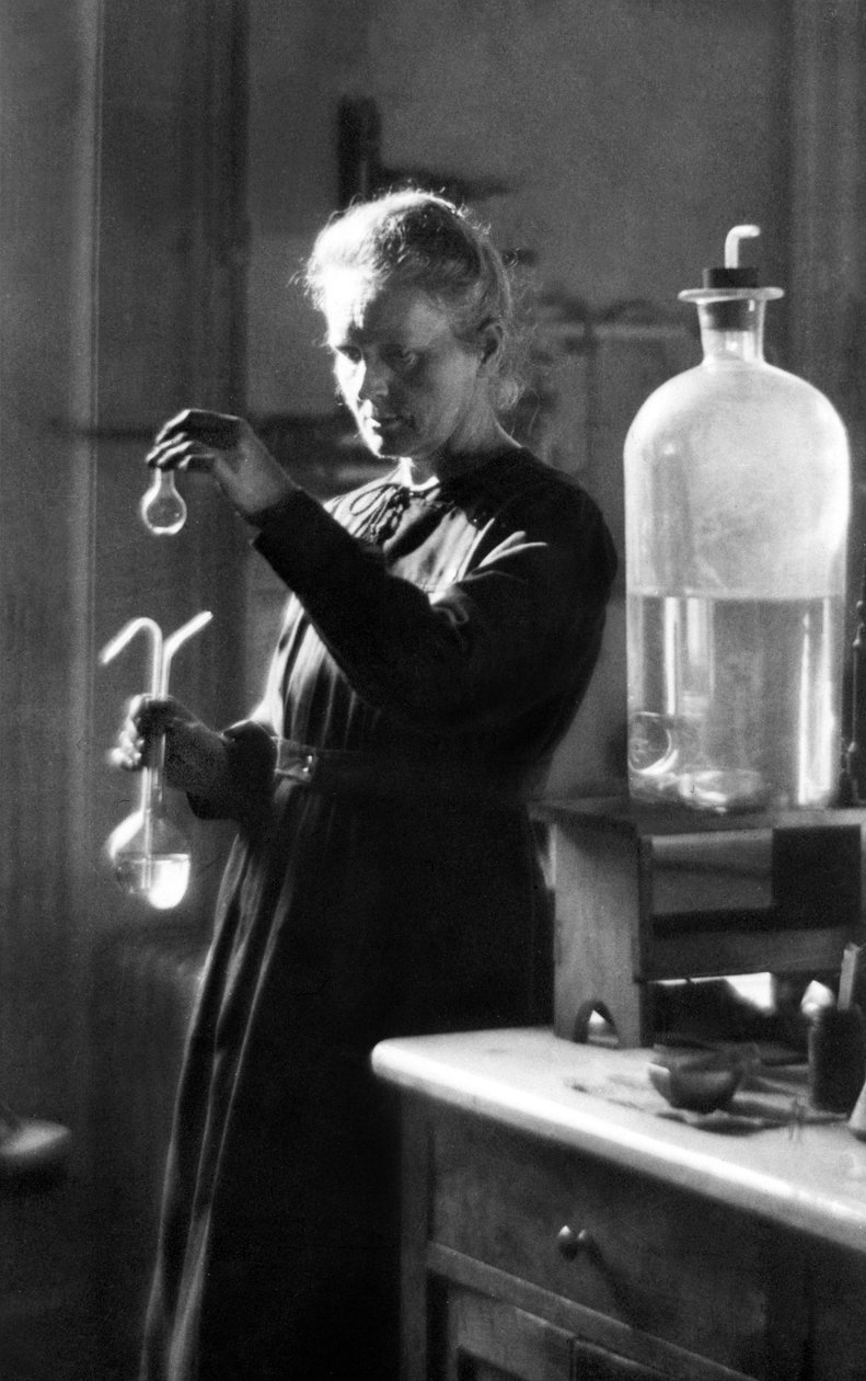 Marie Curie no seu laboratório em 1925 (fotografia a preto e branco) de Photographer French