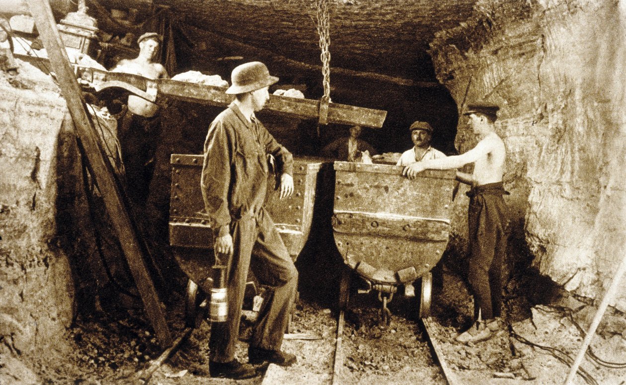Mineiros numa mina de potássio, Alsácia, c. 1900 (foto a p/b) de Photographer French