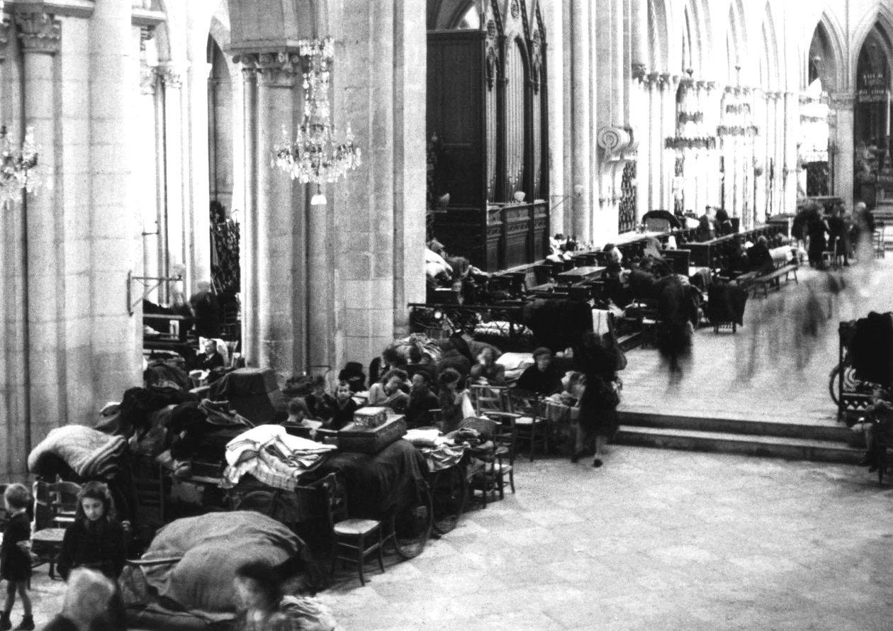 Pessoas refugiadas na Catedral de Caen, Julho de 1944 (foto a p/b) de Photographer French