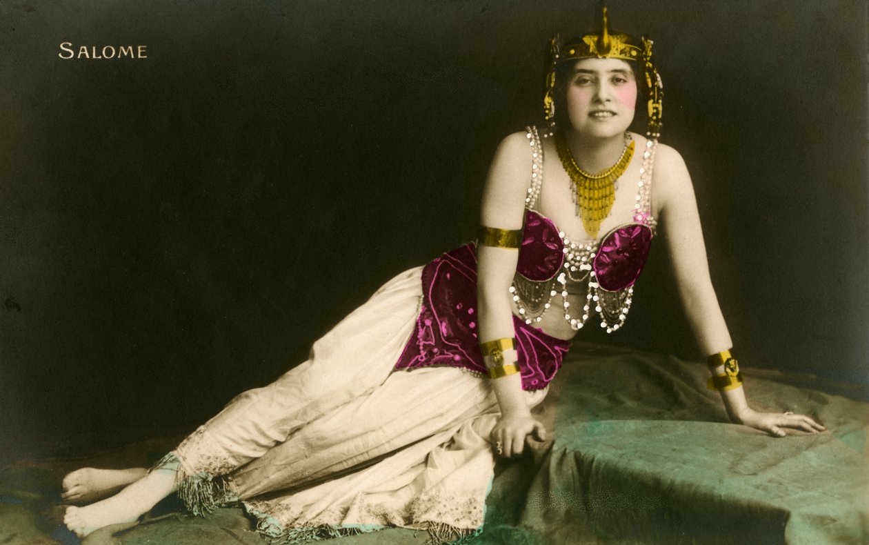 Salome Posed Seductively em um Roupa Reveladora de Photographer French