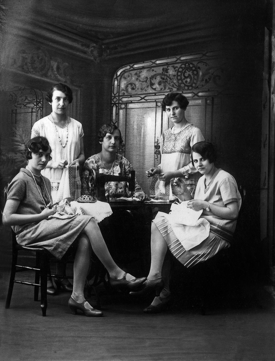 Oficina de Costura, c.1920 (foto a p/b) de Photographer French