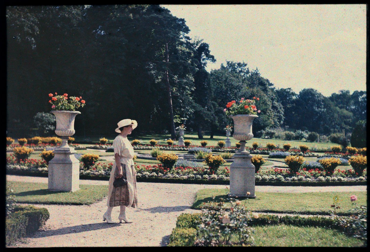 Mulher passeando no jardim da Bagatelle, Paris, c.1920 (foto) de Photographer French