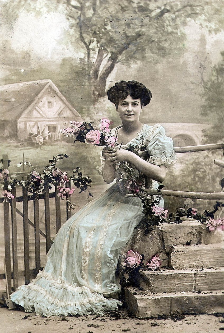 Mulher com guirlanda de flores, cartão postal, c. 1900 (foto colorida à mão) de Photographer French
