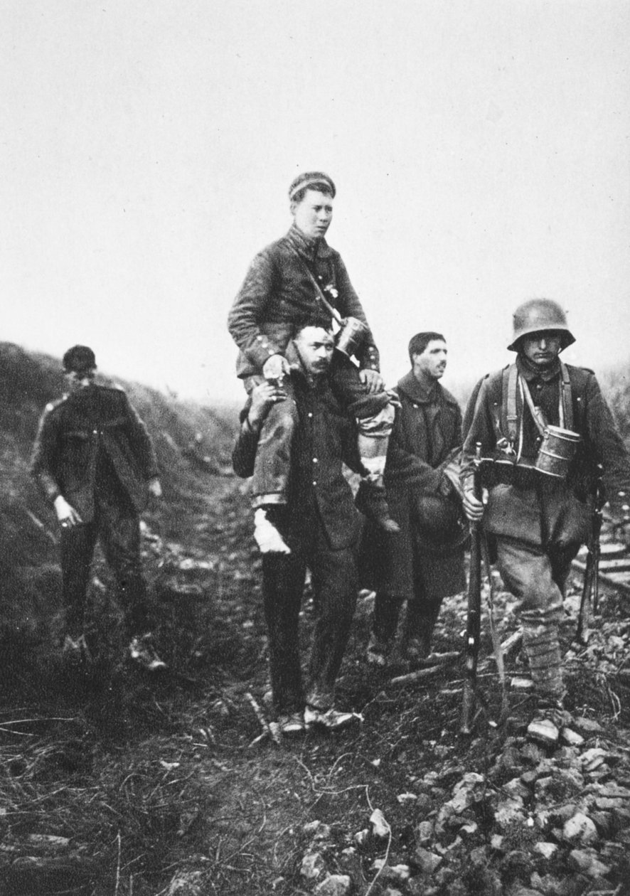 Um soldado de infantaria alemão com uma perna ferida é levado da batalha por prisioneiros de guerra ingleses (foto a p/b) de Photographer German