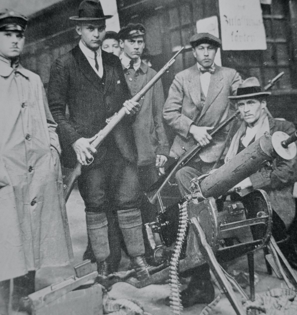 Um grupo de insurreicionistas ocupa a estação ferroviária de Munique de Photographer German