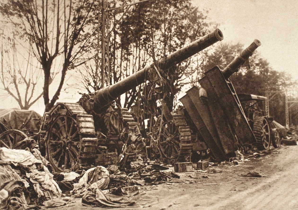 Uma pequena parte do vasto espólio de armas na linha de retirada de Isonzo para Piave (foto a p/b) de Photographer German