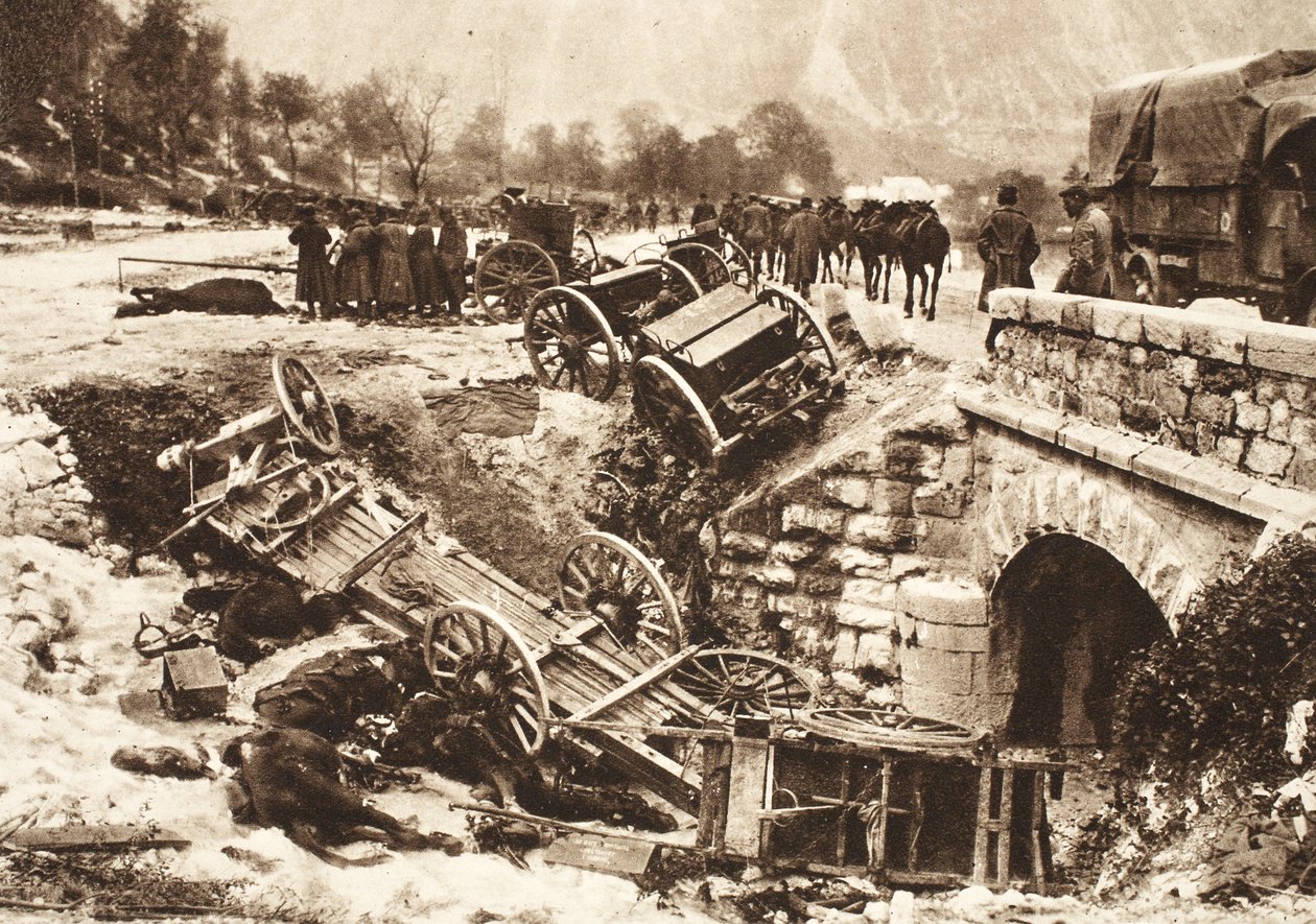 Um comboio italiano de munições numa rota de abastecimento perto de Udine, tiradas sob fogo de artilharia alemã (foto a p/b) de Photographer German