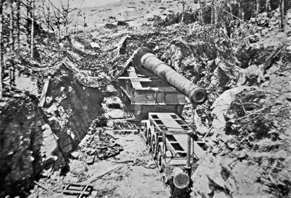 Big Bertha, uma das várias armas alemãs gigantes montadas na linha férrea durante a Primeira Guerra Mundial. de Photographer German