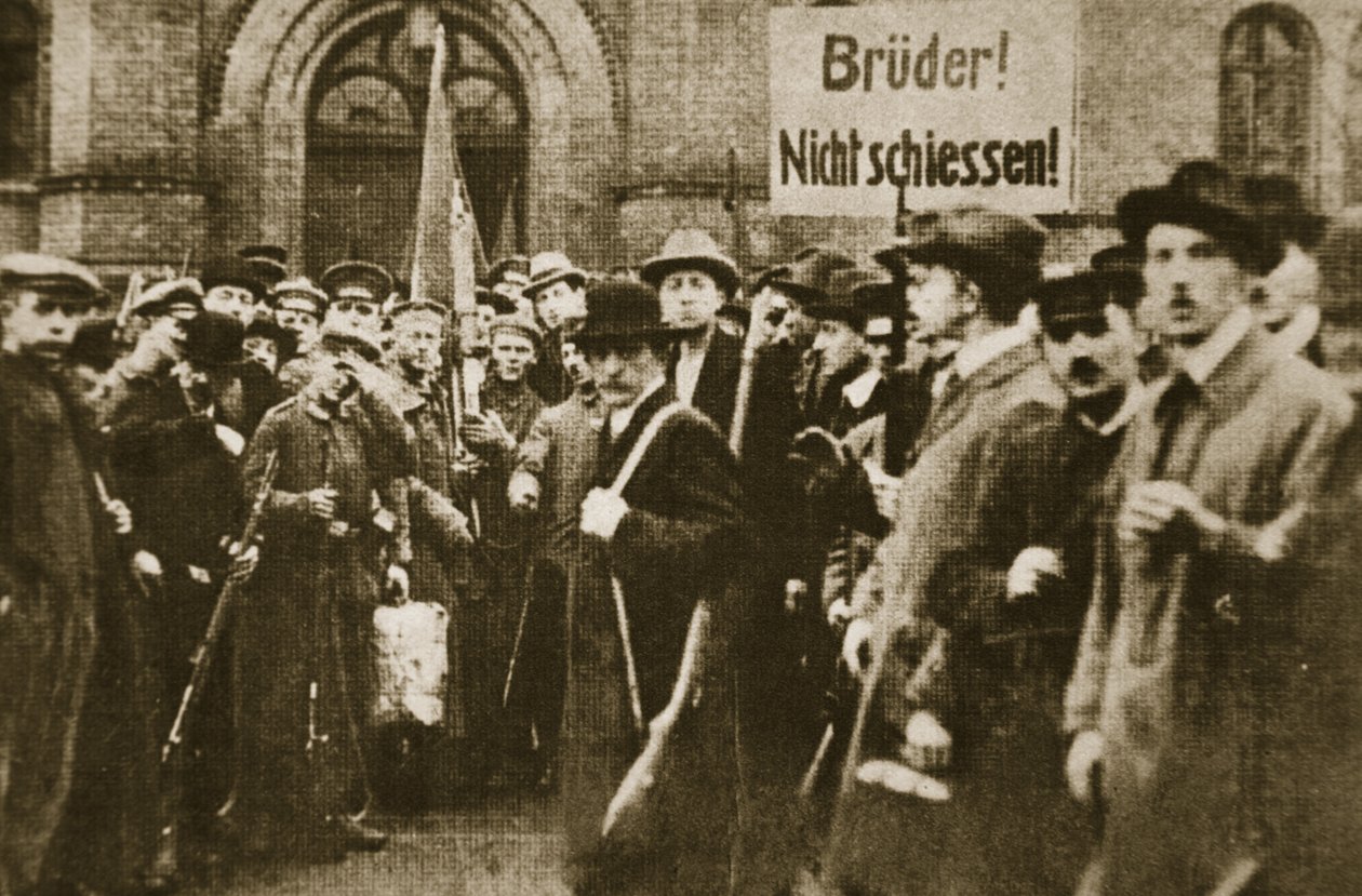 "Irmãos, não disparem!", protesto em Berlim, Novembro de 1918 (foto sépia) de Photographer German