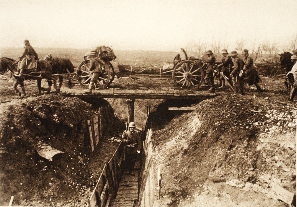 A artilharia de campo atravessa uma trincheira inimiga; feixes fascinantes presos à carruagem de armas para uso na superação de posições inimigas (foto a p/b) de Photographer German