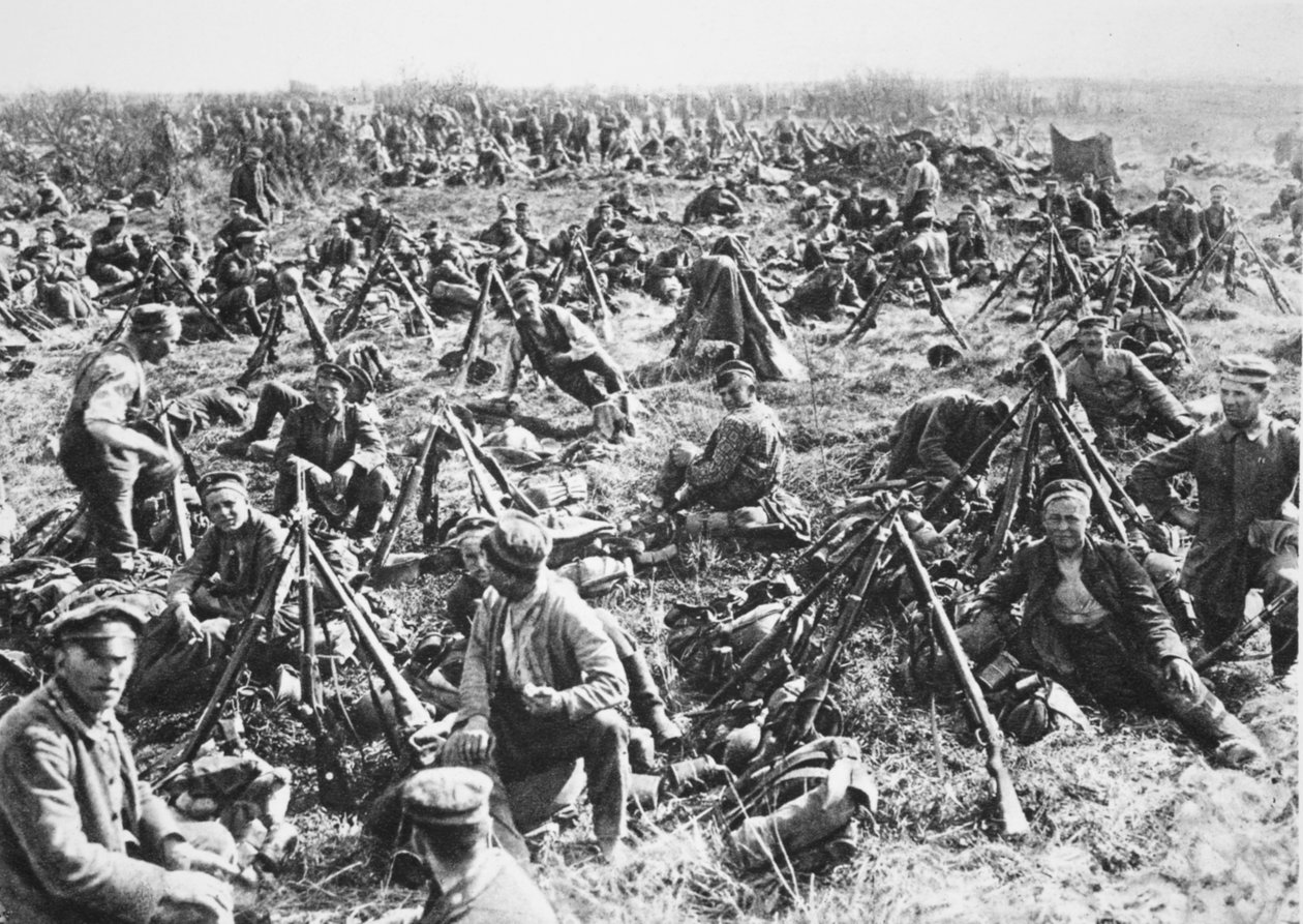 Da "Grande Guerra em França": Infantaria alemã descansando antes de Roupy, c.1918 (foto a p/b) de Photographer German