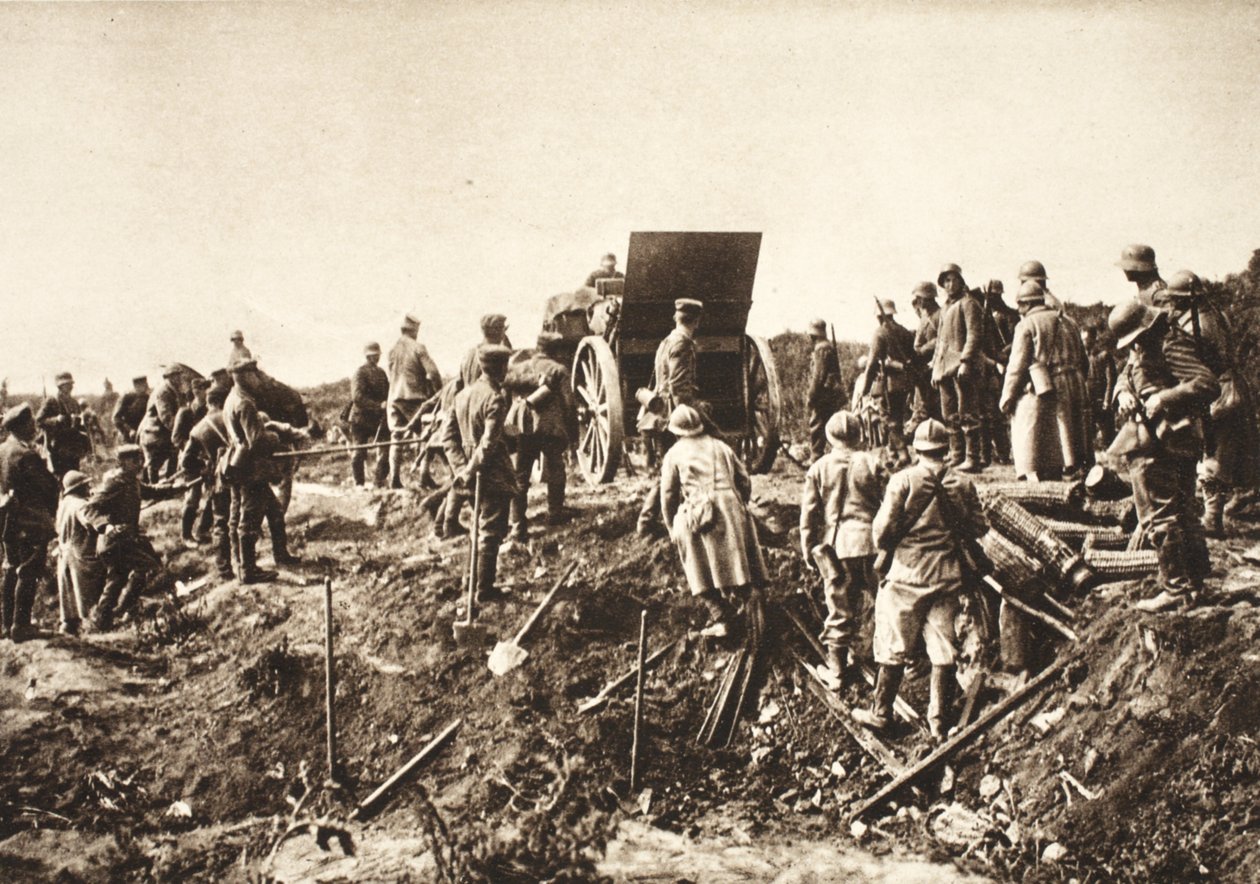 Bateria alemã avança sobre terreno difícil antes do Fismes, capturada francesa em primeiro plano pronta para ser transportada (foto a p/b) de Photographer German