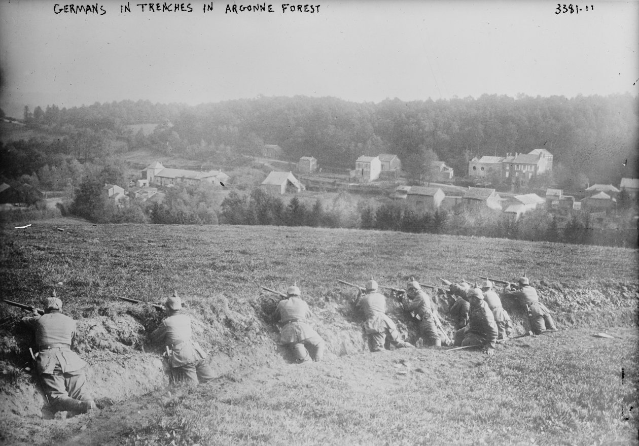 Alemães em trincheiras na Floresta de Argonne de Photographer German