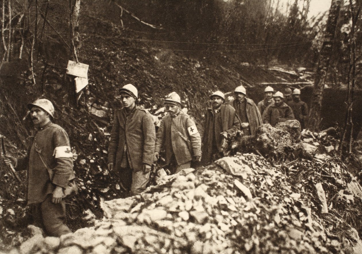 Prisioneiros italianos em Tolmin regressaram às suas próprias posições no primeiro dia de batalha, 24 de Outubro de 1917 (foto a p/b) de Photographer German
