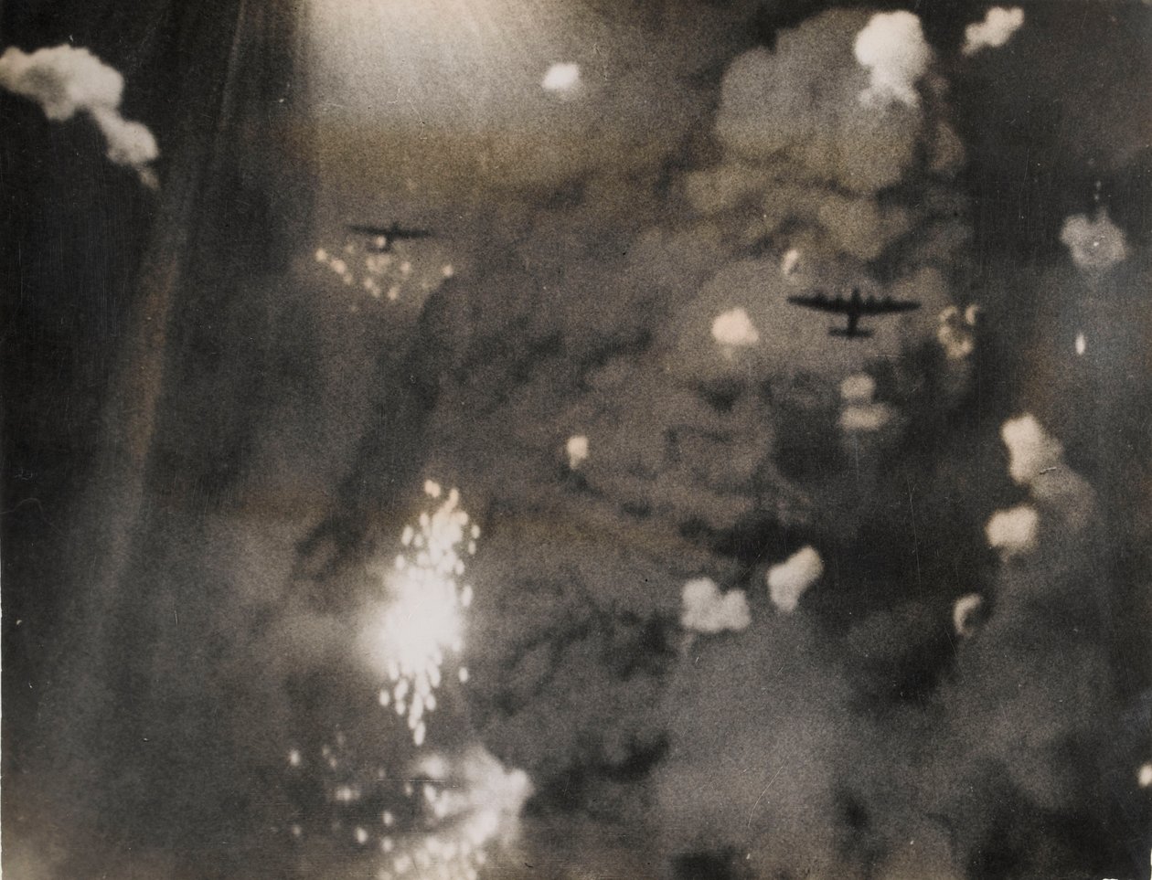 Fotografia tirada quando os Lancasters da Royal Air Force atacaram Dresden (foto a p/b) de Photographer German