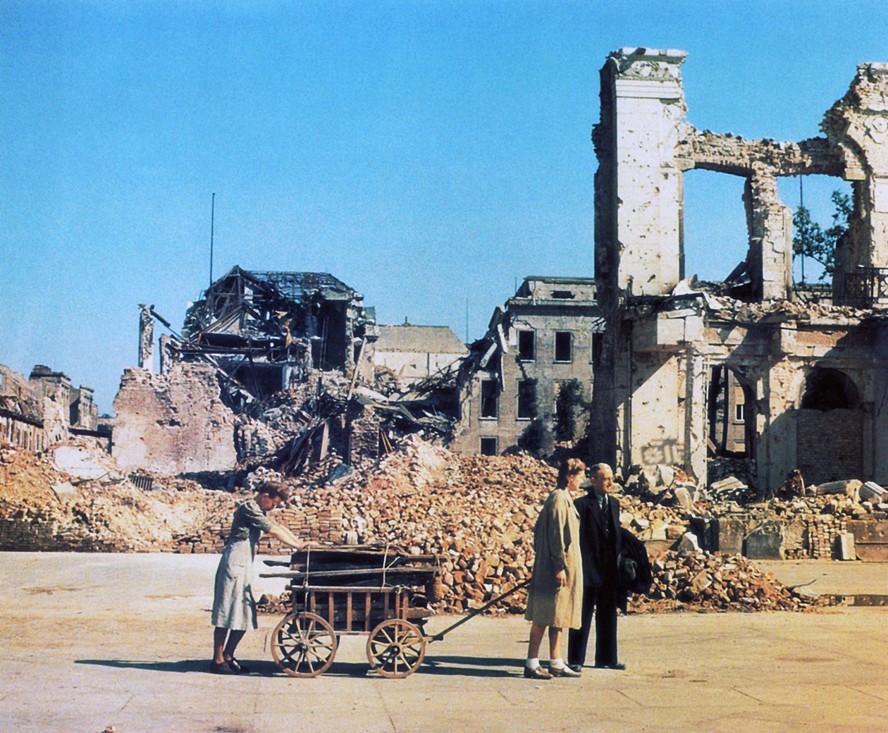Refugiados em Berlim, Junho de 1945 (foto) de Photographer German