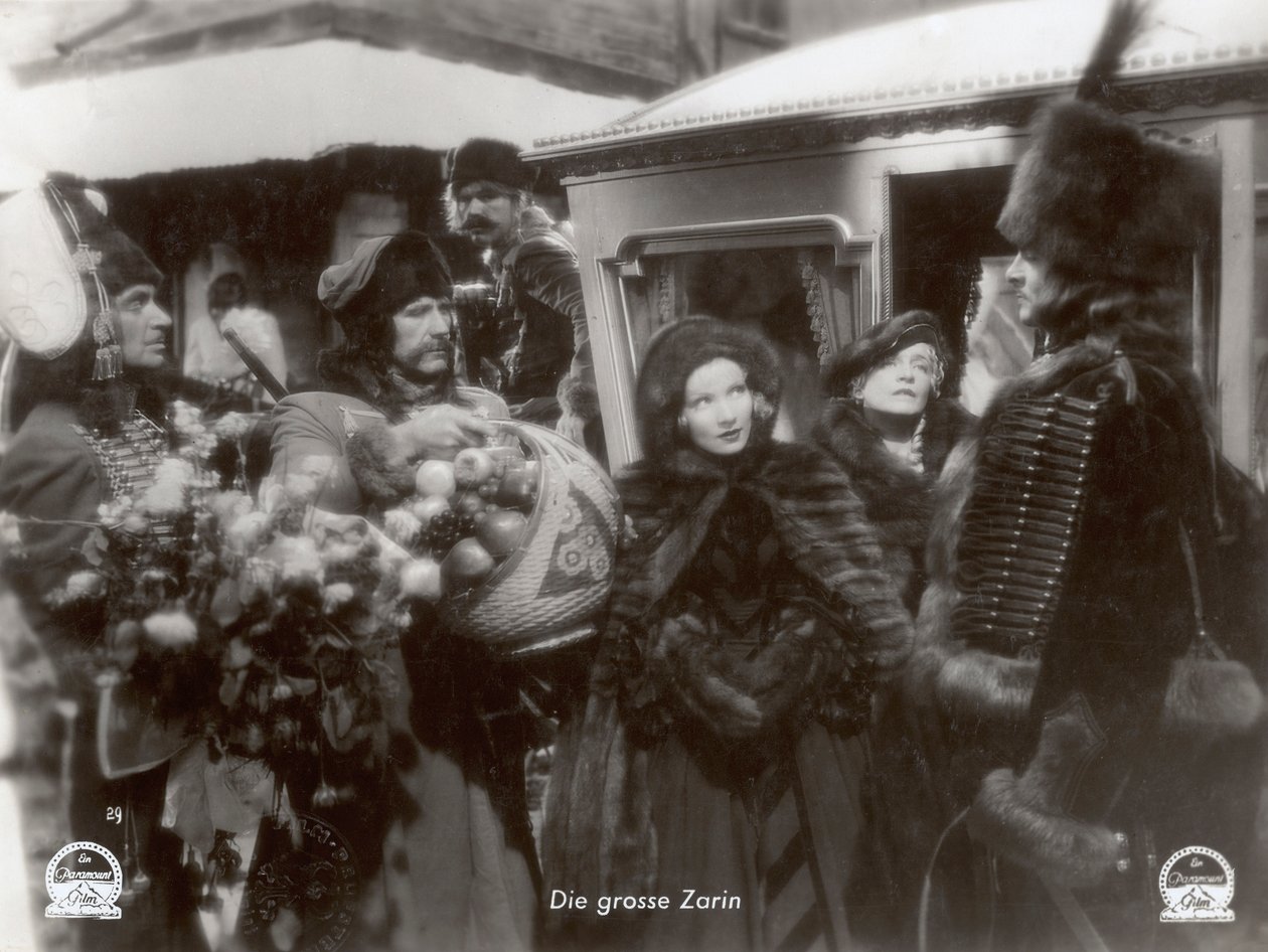 Fotograma do filme "A Imperatriz Escarlate" com Marlene Dietrich de Photographer German